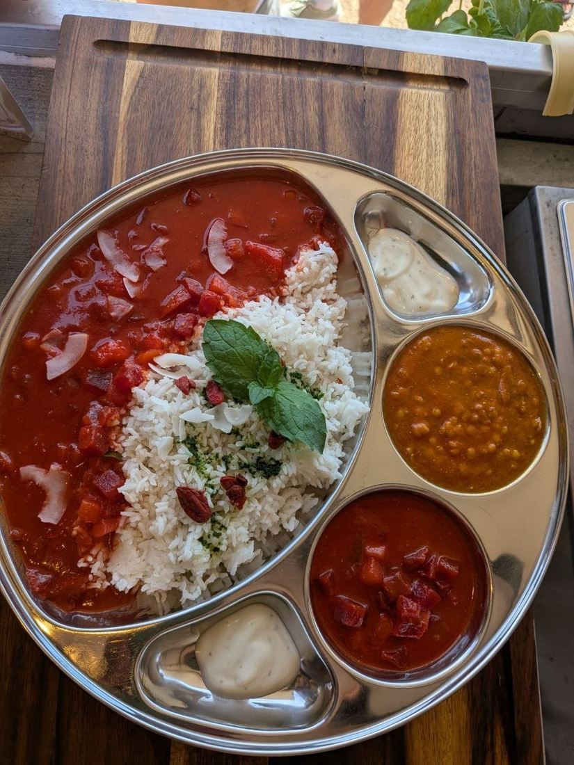 Curry-Auswahl mit Reis und verschiedenen Beilagen